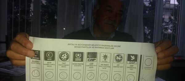 Antalya'nın Muratpaşa ilçesinde oy kullanılan sandıklardan birinden 'Beşiktaş' yazılı oy pusulası çıktı. - Sputnik Türkiye