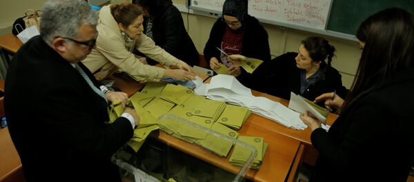 İstanbul'daki seçim sandıklarında oy sayım işlemi İstanbul'daki seçim sandıklarında oy sayım işlemi - Sputnik Türkiye