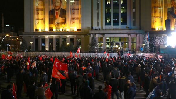 Cumhurbaşkanı Recep Tayyip Erdoğan'ın AK Parti Genel Merkezi önünde toplanan vatandaşlara hitap etmesi bekleniyor - Sputnik Türkiye