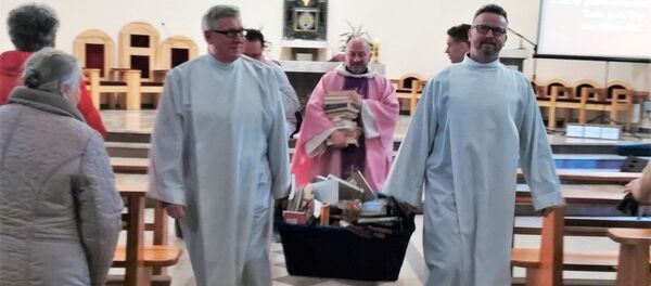 Polonya’da rahipler, Harry Potter’i ‘büyü kitabı’ diye yaktı Polonya’da rahipler, Harry Potter’i ‘büyü kitabı’ diye yaktı - Sputnik Türkiye