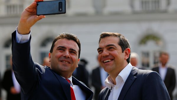 Aleksis Çipras (sağda), 'tarihi' diye nitelediği Üsküp' ziyaretinde Zoran Zaev ile selfie çektirirken - Sputnik Türkiye