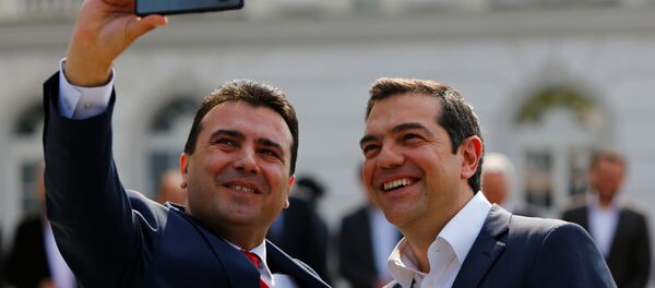 Aleksis Çipras (sağda), 'tarihi' diye nitelediği Üsküp' ziyaretinde Zoran Zaev ile selfie çektirirken - Sputnik Türkiye