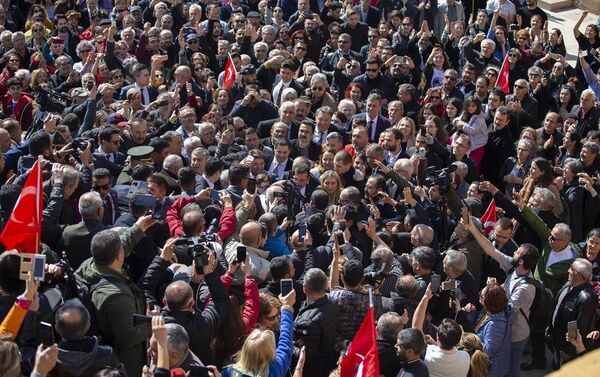 Anıtkabir'i ziyaret eden İmamoğlu'nu çok sayıda gazeteci ve yüzlerce vatandaş karşıladı. - Sputnik Türkiye