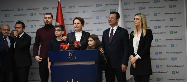 CHP İstanbul Büyükşehir Belediye Başkan Adayı Ekrem İmamoğlu, eşi Dilek İmamoğlu ve çocuklarıyla birlikte İYİ Parti Genel Başkanı Meral Akşener'i İYİ Parti Genel Merkezi'nde ziyaret etti. İmamoğlu ve Akşener, görüşmenin ardından gazetecilere açıklamalarda bulundu. - Sputnik Türkiye