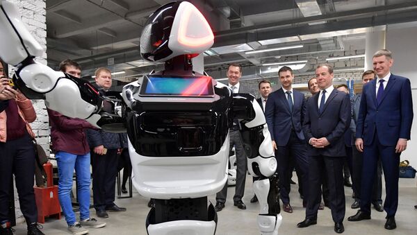 Promobot, Perm’deki bir teknoloji parkını ziyaret eden Medvedev’i karşıladı. - Sputnik Türkiye