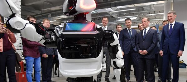 Promobot, Perm’deki bir teknoloji parkını ziyaret eden Medvedev’i karşıladı. - Sputnik Türkiye