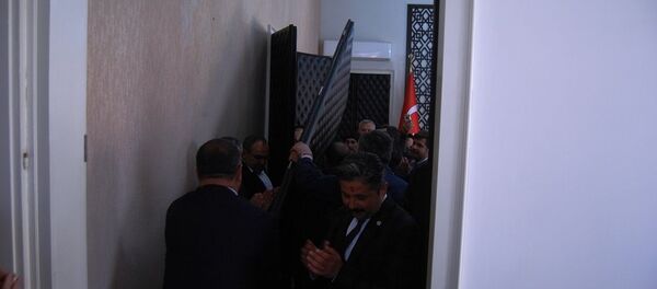 CHP'li Mert Uygun, makam odasının kapısını söktürdü - Sputnik Türkiye