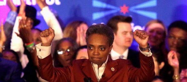 Eski federal savcı Lori Lightfoot, ABD'nin 3. büyük kenti Chicago'nun hem ilk siyah kadın hem de ilk açıkça eşcinsel belediye başkanı oldu. Lightfoot, ezici zaferini taraftarlarıyla birlikte kutladı. - Sputnik Türkiye