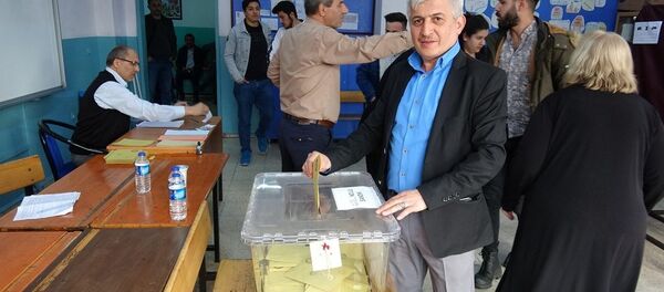 Karabük'teki Yeşil Mahalle'de, 9 muhtar adayından biri olan 51 yaşındaki Erol Gündüz - Sputnik Türkiye