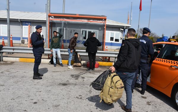'Kaçak göçmenler Edirne'de toplanacak' iddiası polisleri teyakkuza geçirdi - Sputnik Türkiye