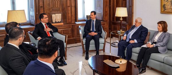 Suriye Başbakan Yardımcısı ve Dışişleri Bakanı Valid Muallem - Suriye'de Devlet Başkanı Beşar Esad - Venezüella Dışişleri Bakanı Jorge Arreaza - Sputnik Türkiye