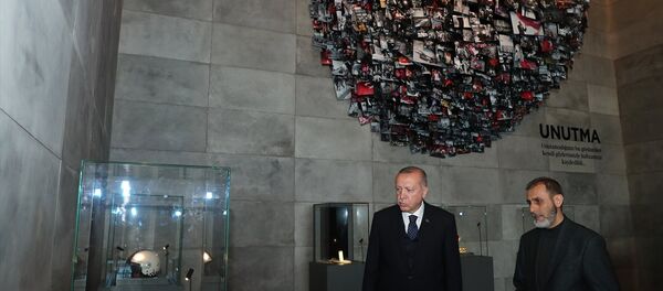 Cumhurbaşkanı Recep Tayyip Erdoğan, yapımı süren Hafıza 15 Temmuz Müzesi'nde incelemelerde bulunarak, yetkililerden çalışmalarla ilgili bilgi aldı. - Sputnik Türkiye