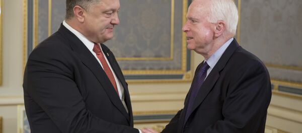 Ukrayna Devlet Başkanı Pyotr Poroşenko ve ABD'li senatör John McCain - Sputnik Türkiye