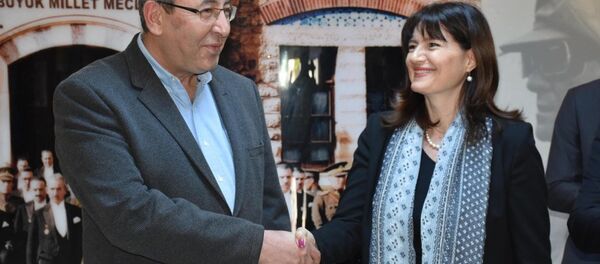 KUTO Yönetim Kurulu Başkanı Serdar Akdoğan ile Yunanistan İzmir Başkonsolosu Argyro Papoulia - Sputnik Türkiye