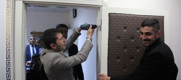 Sivas'ta Zara Belediye Başkanlığına seçilen MHP'li Fatih Çelik, makam odasının kapısını söktü. Sivas'ta Zara Belediye Başkanlığına seçilen MHP'li Fatih Çelik, makam odasının kapısını söktü. - Sputnik Türkiye