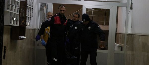 Niğde'de Iraklı bir aile içinde başlayan kavgada bir kişi kız kardeşini öldürdü, anne ve babasını yaraladı. Olay yerinde polis ve sağlık ekibi sevk edildi. - Sputnik Türkiye