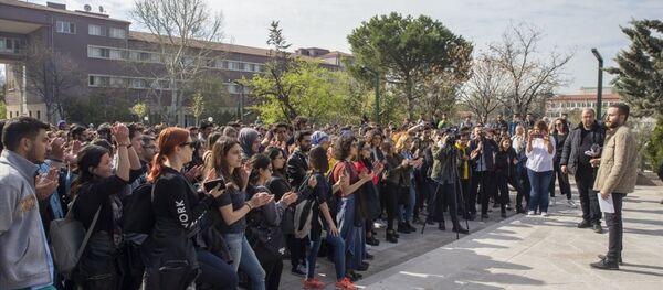 Ankara Üniversitesi Veteriner Fakültesi'nden bir grup öğrenci, özel bir hayvan hastanesinde darbettiği veterinere cinsel istismarda bulunduğu öne sürülen profesörü protesto etti. - Sputnik Türkiye