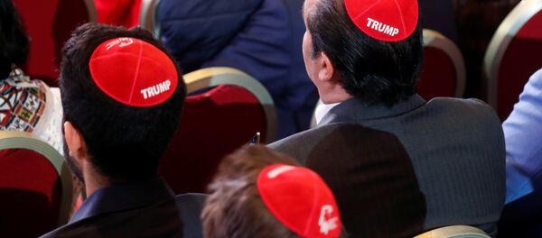ABD Başkanı Donald Trump'ın Las Vegas'taki Cumhuriyetçi Yahudi Koalisyonu toplantısına hitabını dinlemeye gelenler arasında Yahudilerin dini takkesi kippayı Trump yazısı işlenmiş halde giyenler de vardı. - Sputnik Türkiye