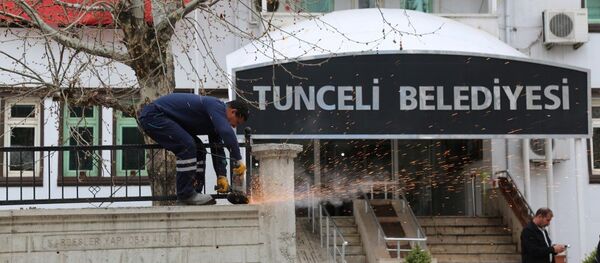 Tunceli Belediyesi önündeki çevre duvarı, yeni seçilen ve komünist başkan olarak bilinen Fatih Mehmet Maçoğlu tarafından yıktırıldı.  - Sputnik Türkiye