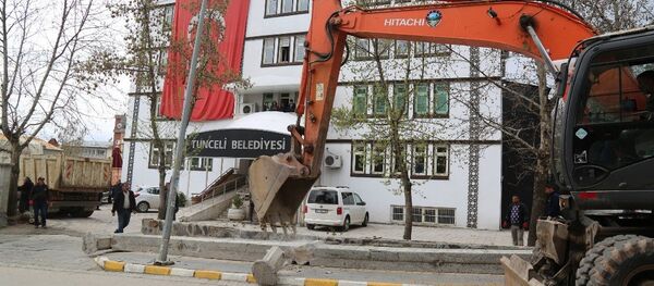 Tunceli Belediyesi önündeki çevre duvarı, yeni seçilen ve komünist başkan olarak bilinen Fatih Mehmet Maçoğlu tarafından yıktırıldı. Tunceli Belediyesi önündeki çevre duvarı, yeni seçilen ve komünist başkan olarak bilinen Fatih Mehmet Maçoğlu tarafından yıktırıldı. - Sputnik Türkiye