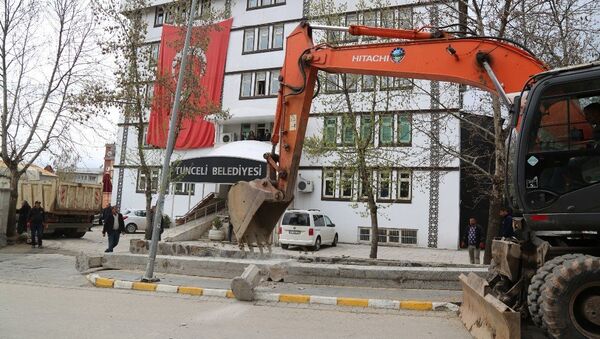 Tunceli Belediyesi önündeki çevre duvarı, yeni seçilen ve komünist başkan olarak bilinen Fatih Mehmet Maçoğlu tarafından yıktırıldı. - Sputnik Türkiye