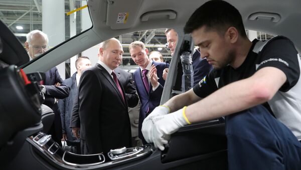 Rusya Devlet Başkanı Vladimir Putin, Moskova'daki Mercedes fabrikasını ziyaret etti. - Sputnik Türkiye