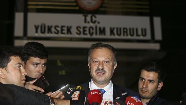 AK Parti'nin Yüksek Seçim Kurulu (YSK) temsilcisi Recep Özel, YSK önünde açıklamalarda bulundu. - Sputnik Türkiye