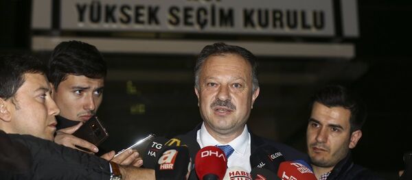 AK Parti'nin Yüksek Seçim Kurulu (YSK) temsilcisi Recep Özel, YSK önünde açıklamalarda bulundu. - Sputnik Türkiye