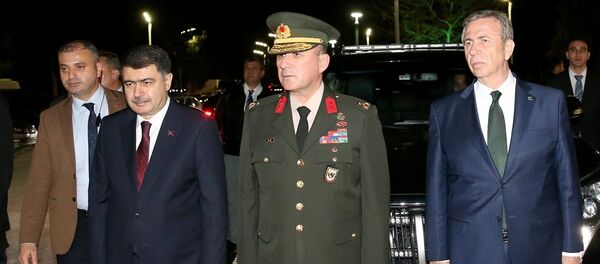 Cumhurbaşkanı Recep Tayyip Erdoğan, Rusya'da gerçekleştirdiği resmi ziyaretin ardından özel uçak TUR ile saat 23.40'ta Ankara'ya geldi. Ankara Büyükşehir Belediye Başkanı Mansur Yavaş da Erdoğan'ı karşılamak üzere Esenboğa Havalimanı'na geldi. - Sputnik Türkiye