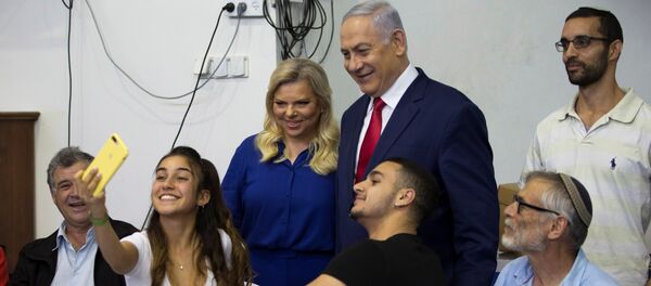 Sara-Benyamin Netanyahu çifti oy kullandıkları seçim merkezinde gençlerle selfie çektirdi. - Sputnik Türkiye