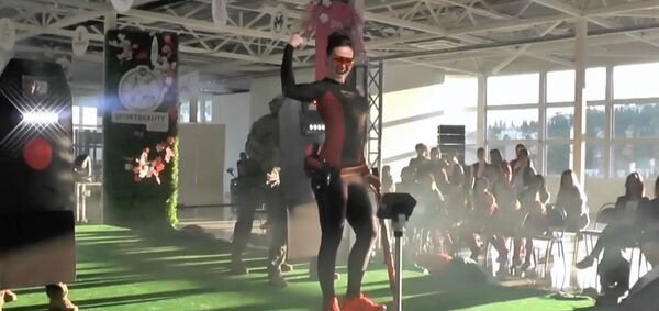 Kırım'da güç sporlarında başarılı olan kadın sporcular güzelliklerini yarıştırdı - Sputnik Türkiye