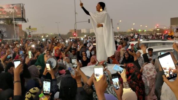 Hartum'daki Ömer Beşir'e karşı protestoların simgesi haline gelen Sudanlı kadın fotoğrafı - Sputnik Türkiye