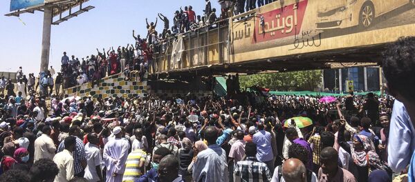 Protesters rally in front of the military headquarters in the capital Khartoum, Sudan, Monday, April 8, 2019 - Sputnik Türkiye
