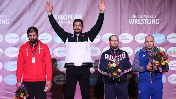 Romanya'nın başkenti Bükreş'te gerçekleştirilen Avrupa Güreş Şampiyonası'nda erkekler serbest stil 125 kilo final mücadelesinde Gürcü Geno Petriashvili'yi 7-0 mağlup eden Taha Akgül, Avrupa şampiyonluğuna ulaştı. Taha Akgül, 7. kez Avrupa şampiyonu olarak önemli bir başarıya imza attı. - Sputnik Türkiye