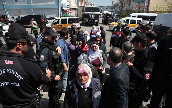 Karara tepki gösteren HDP’liler Bağlar Belediyesi önünde toplanarak oturma eylemi yaptı. Yoğun önlemlerin alındığı Bağlar Belediyesi önünde toplanan HDP’liler ile polis arasında kısa süreli gerginlik yaşandı. Müdahale uyarılarına rağmen dağılmayan HDP’liler belediye önünde oturma eylemine geçti.  - Sputnik Türkiye