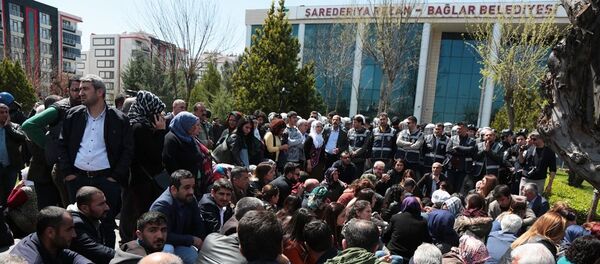  HDP’liler Bağlar Belediyesi önünde toplanarak oturma eylemi yaptı - Sputnik Türkiye