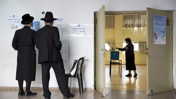 An ultra-Orthodox Jewish woman votes for Israel's parliamentary election at a polling station in Bnei Brak, Israel, Tuesday, April 9, 2019 - Sputnik Türkiye