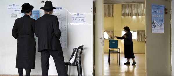 An ultra-Orthodox Jewish woman votes for Israel's parliamentary election at a polling station in Bnei Brak, Israel, Tuesday, April 9, 2019 - Sputnik Türkiye