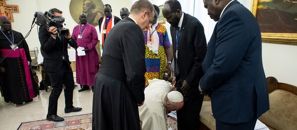 Katoliklerin ruhani lideri Papa Francis, Vatikan'da kabul ettiği Güney Sudan heyetinde bulunan liderlerin ayağını öperek ülkelerinde barışın devam etmesini diledi. - Sputnik Türkiye