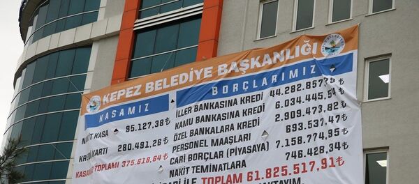 Çanakkale’de Kepez Belediyesi'nin yeni başkanı CHP’li Birol Arslan, görevi ne kadar borçla aldığını belediye binasına dev afiş astırdı. - Sputnik Türkiye