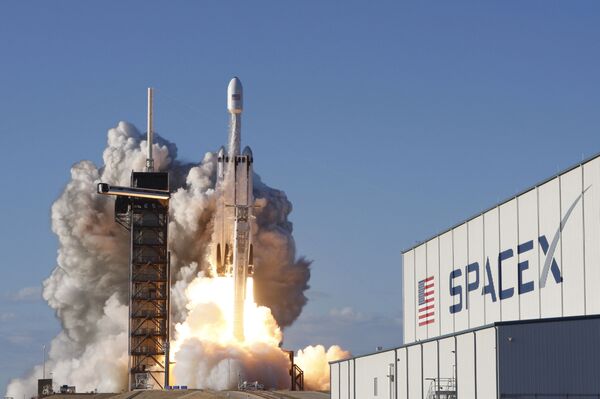 ABD'li uzay mekiği ve roket üreticisi SpaceX, Falcon Heavy roketini ilk kez ticari amaçlı fırlattı.  - Sputnik Türkiye