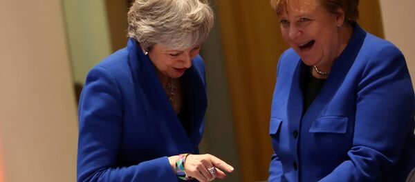 AB'nin 10 Nisan 2019'daki Brexit zirvesinde Merkel ile May iPad'e bakıp kahkahaları koyverirken... - Sputnik Türkiye