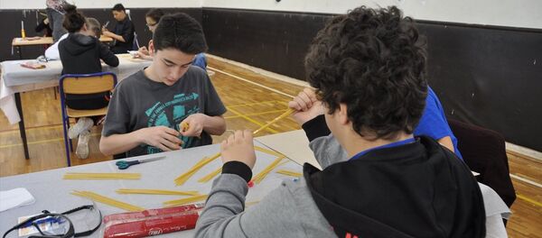 Makarnadan köprü yapmak için yarıştılar - Sputnik Türkiye