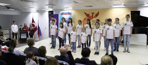 Rusya Bilim ve Kültür Merkezi, Rusya-Türkiye Karşılıklı Kültür ve Turizm Yılı kapsamında “Jar-Ptitsa” (Ateş Kuşu) adlı çocuk, gençlik ve öğrenci sanat festivaline ev sahipliği yaptı. - Sputnik Türkiye