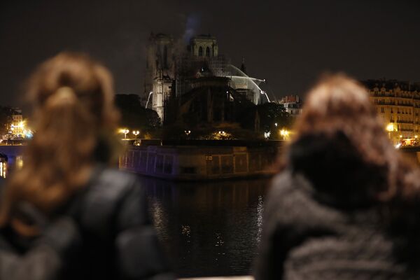 Notre Dame Katedrali Sözcüsü Andre Finot, Her şey yanıyor, 19. yüzyıldan, 13. yüzyıldan kalan her yer yanıyor, hiçbir şey kalmayacak açıklamasını yaptı. - Sputnik Türkiye