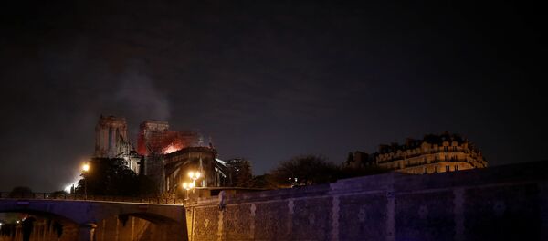 Paris'teki Notre Dame Katedrali'nde çıkan yangın yaklaşık 8.5 saat sonra söndürüldü - Sputnik Türkiye