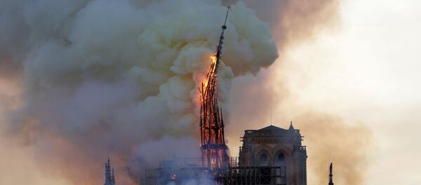 Paris'teki tarihi Notre Dame Katedrali'nin ünlü kulesi çıkan yangında çöktü. - Sputnik Türkiye