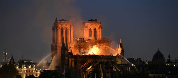 Paris'teki tarihi Notre Dame Katedrali'nde çıkan yangın dokuz saatte söndürülebildi. - Sputnik Türkiye