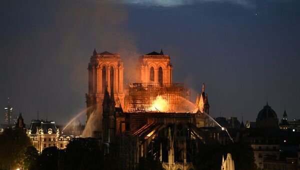 Paris'teki tarihi Notre Dame Katedrali'nde çıkan yangın dokuz saatte söndürülebildi. - Sputnik Türkiye