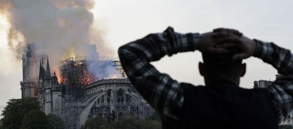 Paris'teki Notre Dame Katedrali'ni saran alevler yaklaşık dokuz saatte söndürülebildi.  - Sputnik Türkiye